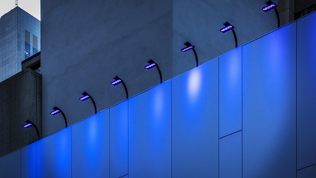 LED reflektor je viacúčelový pomocník aj v garáži